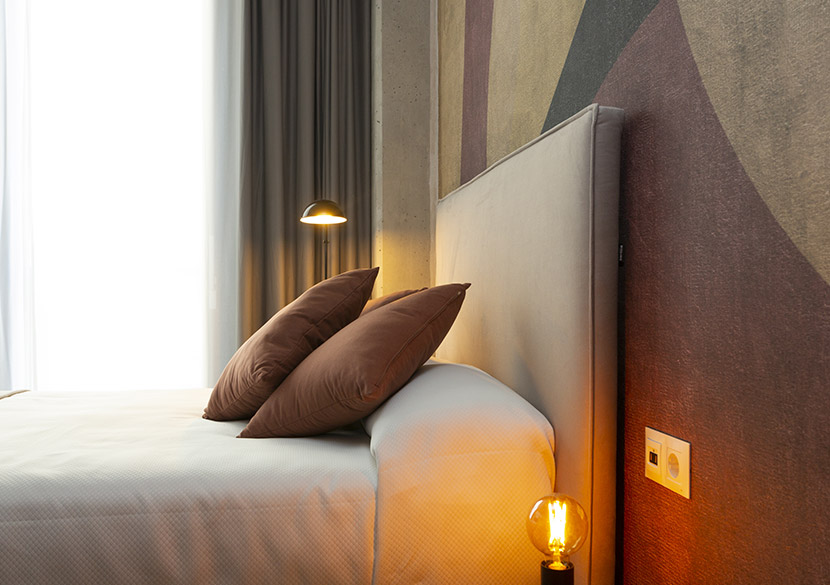 belvillage-diputacio-bedroom-interior-warm-lighting-detail.jpg