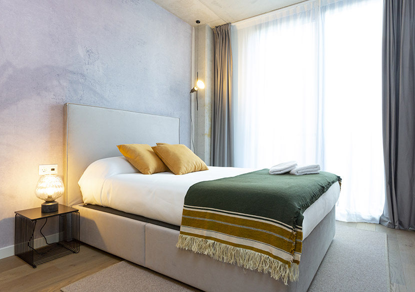 belvillage-diputacio-industrial-style-bedroom-concrete-wall.jpg