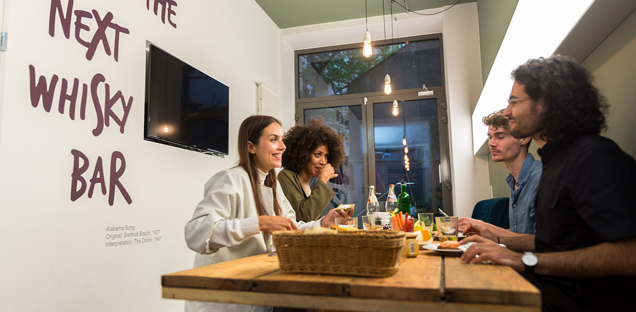 BelVillage_Berlin_Community_Dinner_Social_Bar_Night_01