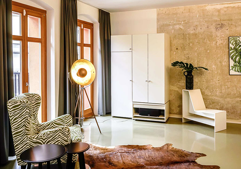 BelVillage_Berlin_Lounge_Bright_Windows_01