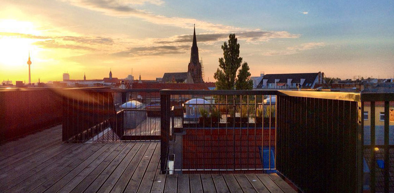 BelVillage_Berlin_Rooftop_Terrace_Wooden_Deck_Evening_01
