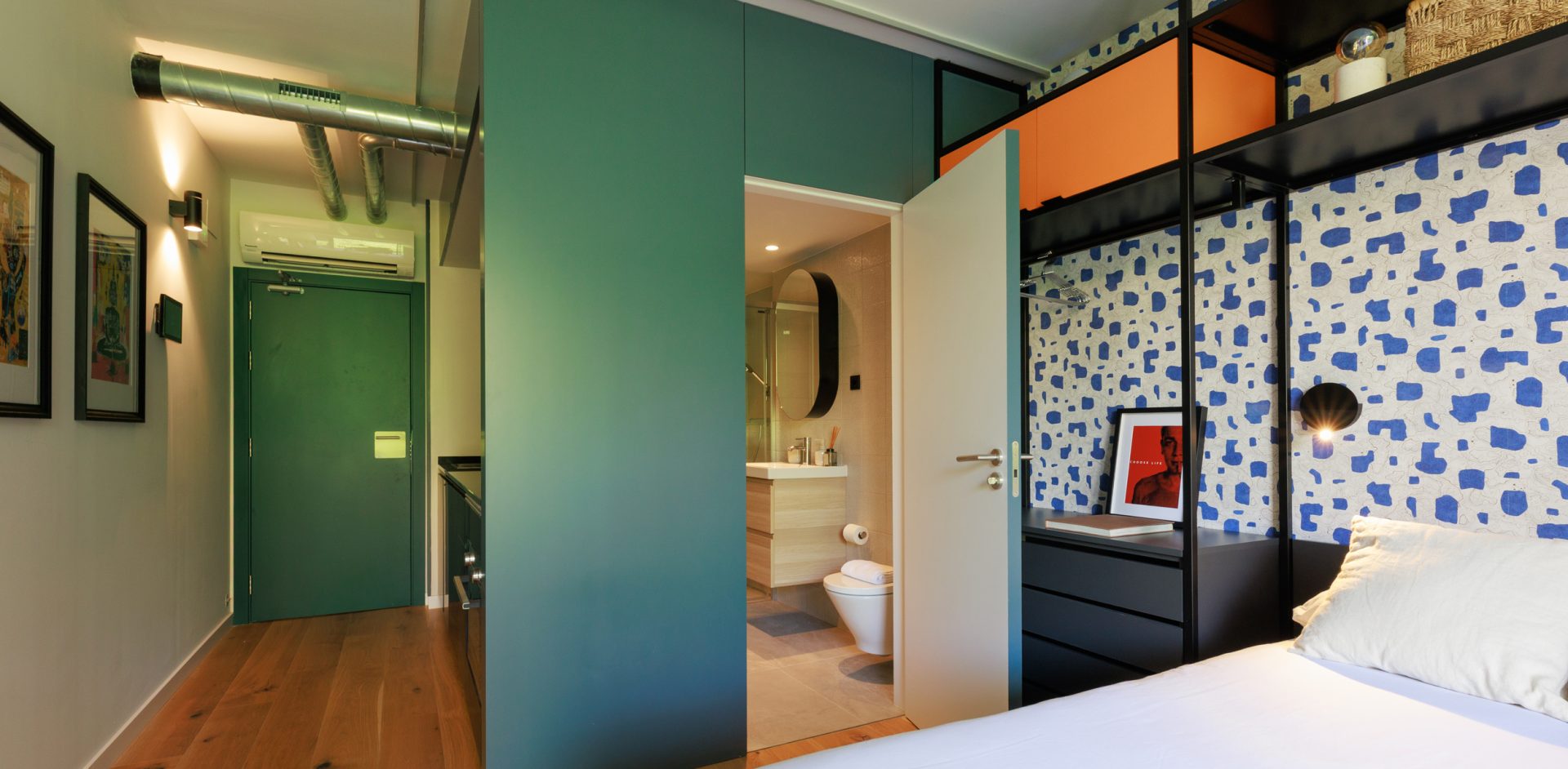 Gavà apartment showing the sleeping area, kitchen entrance and private bathroom.